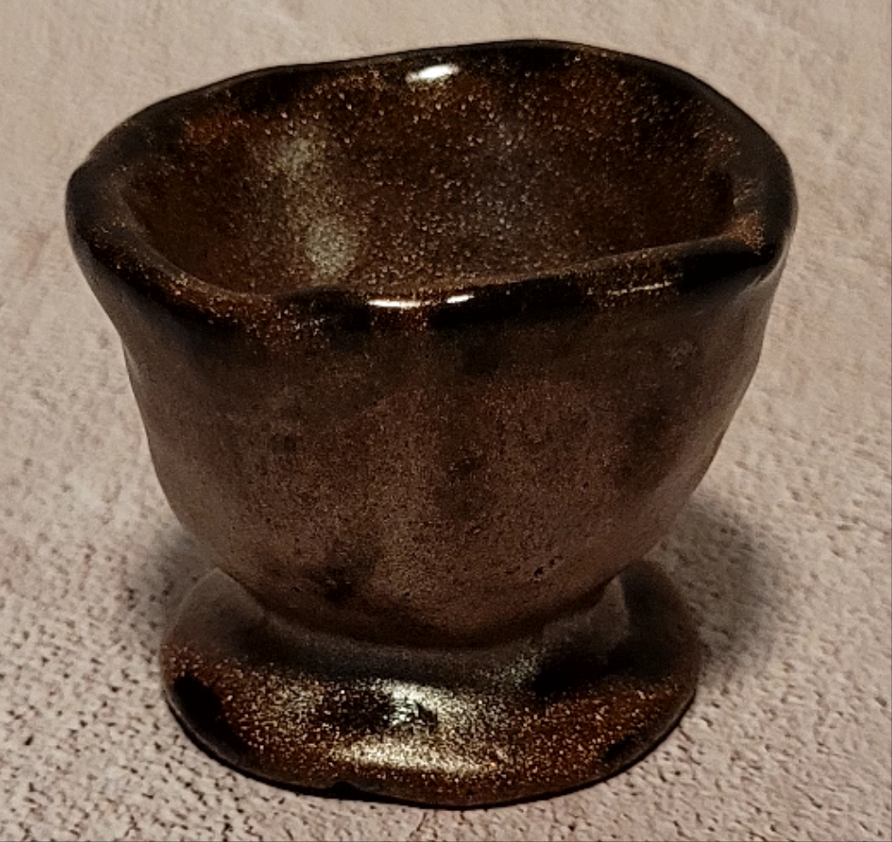 Der klassische, hochgeformte Eierbecher – zeitlos und vertraut. Handgefertigt.