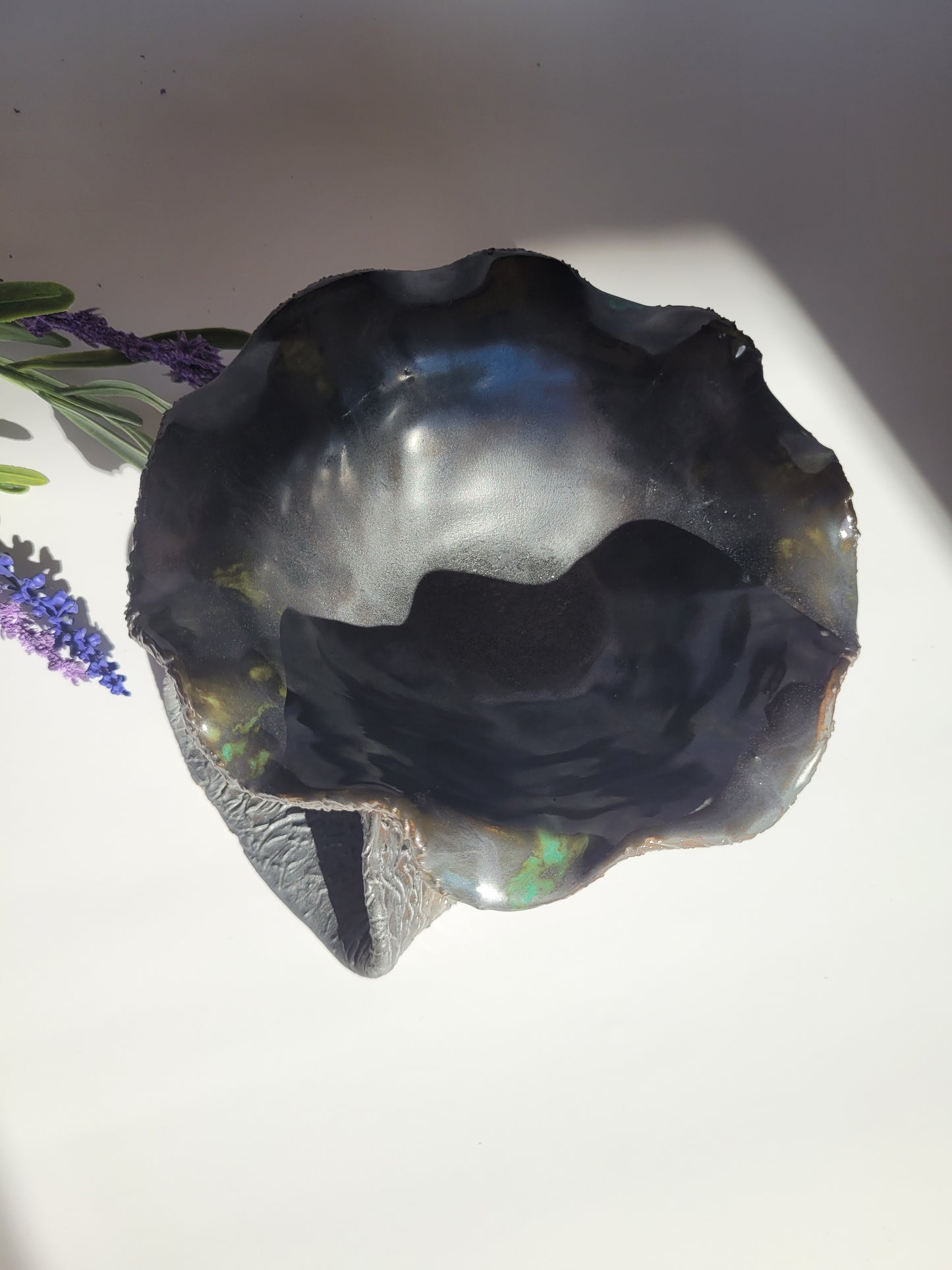 Handgetöpferte Schale aus Ton – dunkle Glasur mit Grüntönen | Boho Keramik Unikat Deko