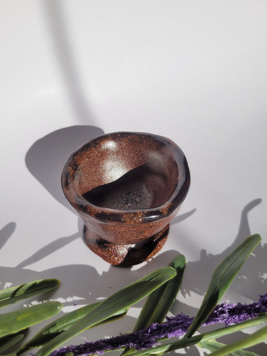 Der klassische, hochgeformte Eierbecher – zeitlos und vertraut. Handgefertigt.