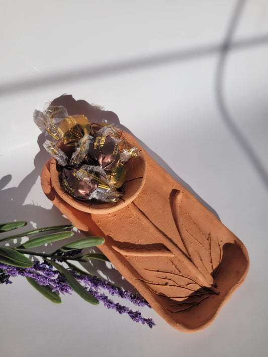 Handgemachte Terrakottaschale aus Ton, unglasiert.