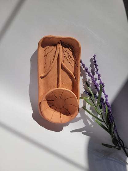 Handgemachte Terrakottaschale aus Ton, unglasiert.