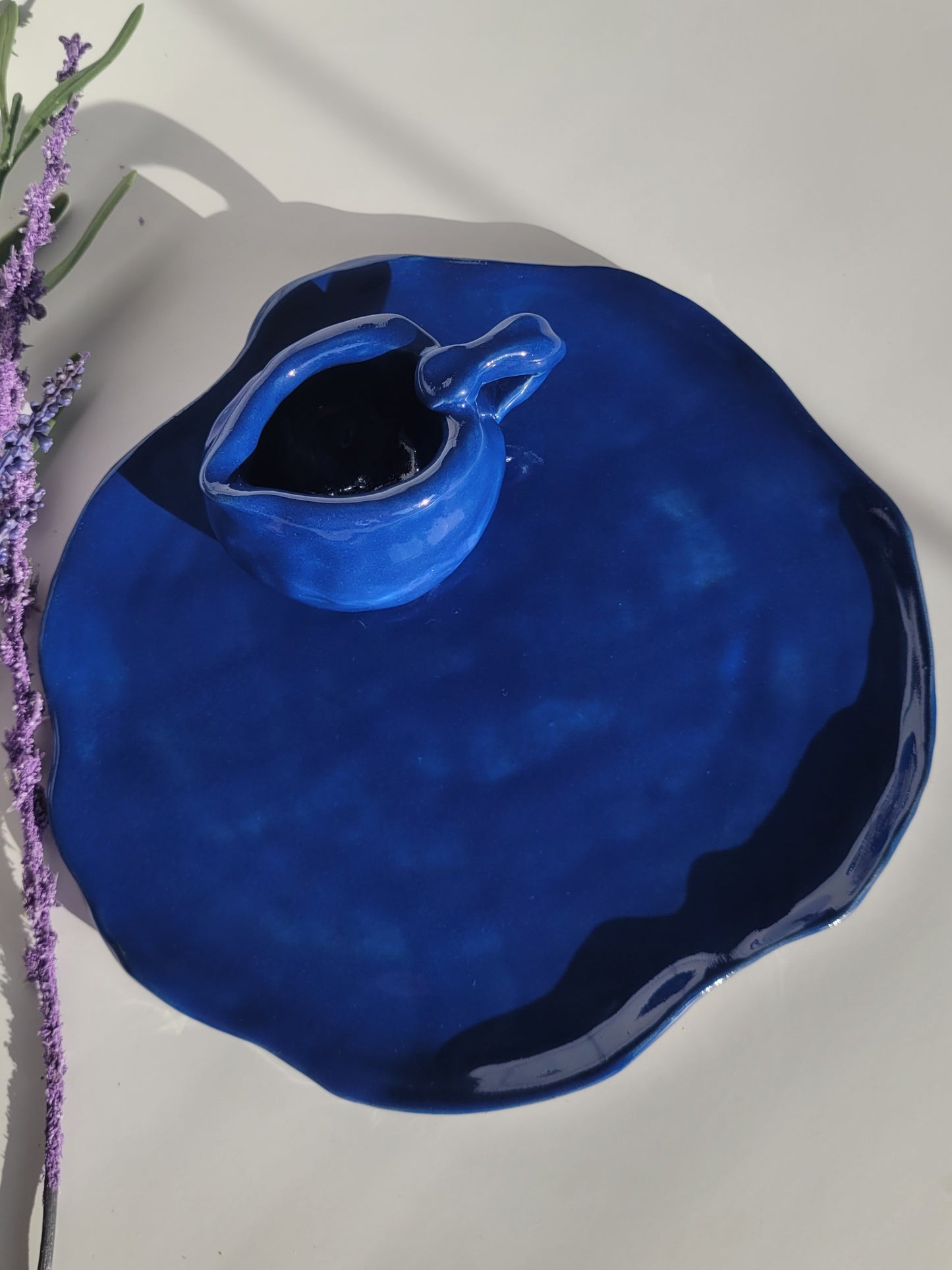 Teller mit Krug, handgemacht in tiefem Blau