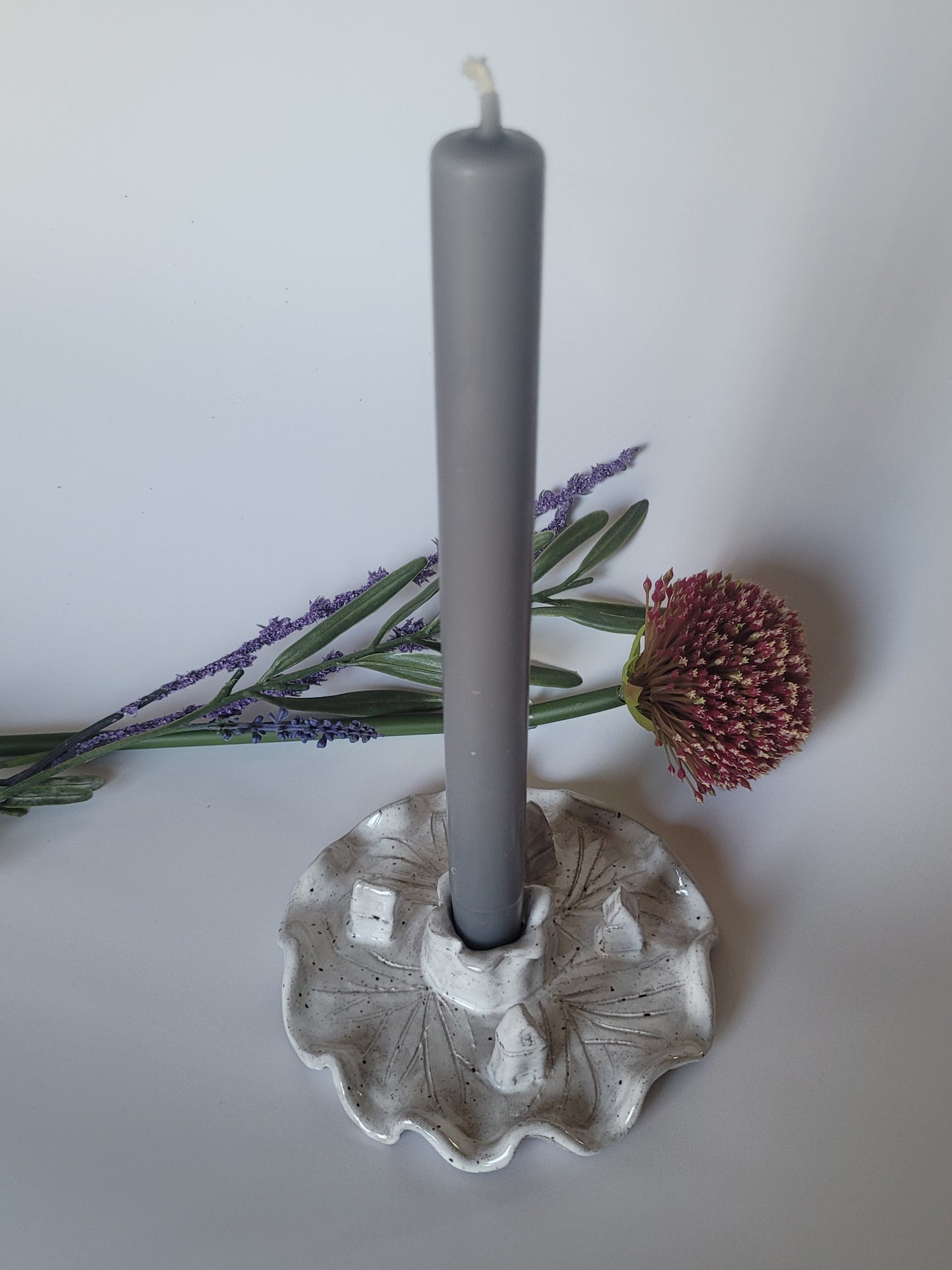 Handgetöpferter Boho-Kerzenhalter mit kleinen Häuschen – einzigartig & liebevoll gestaltet