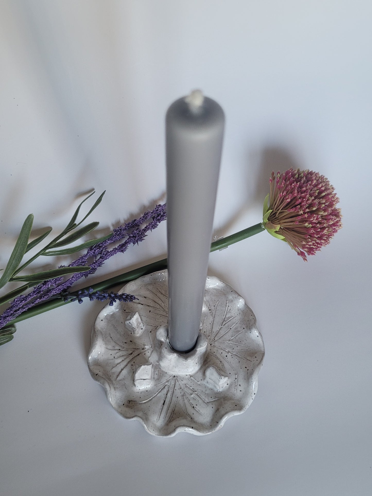 Handgetöpferter Boho-Kerzenhalter mit kleinen Häuschen – einzigartig & liebevoll gestaltet