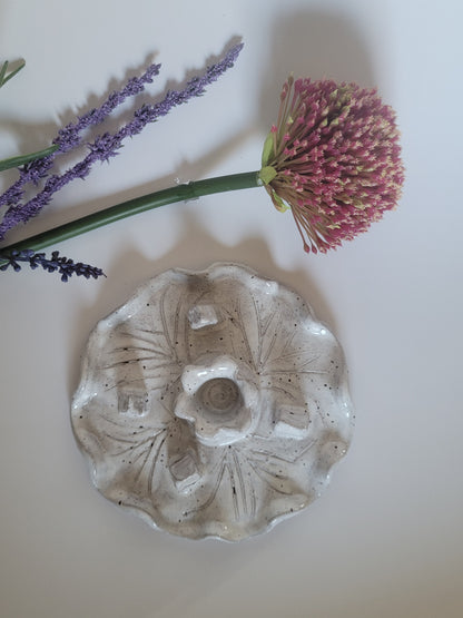 Handgetöpferter Boho-Kerzenhalter mit kleinen Häuschen – einzigartig & liebevoll gestaltet