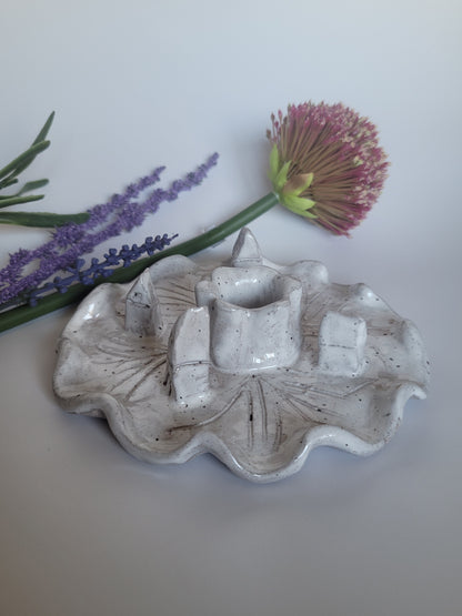 Handgetöpferter Boho-Kerzenhalter mit kleinen Häuschen – einzigartig & liebevoll gestaltet