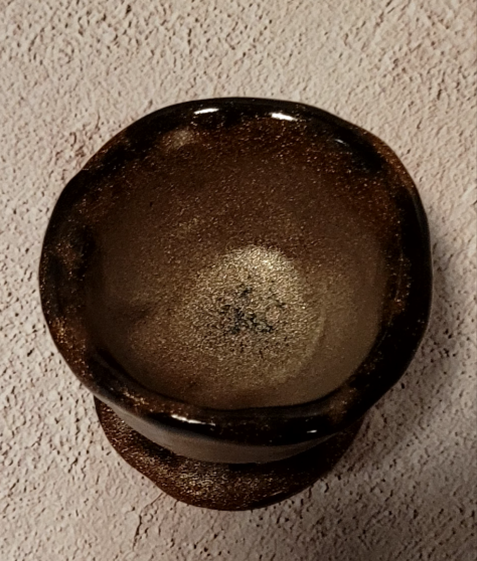 Der klassische, hochgeformte Eierbecher – zeitlos und vertraut. Handgefertigt.