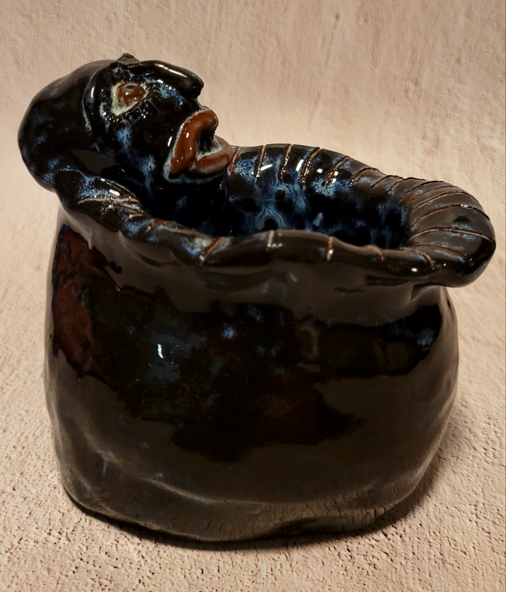 „Mystisches Keramik-Unikat – handgemachtes Kunstobjekt, figurale Vase."