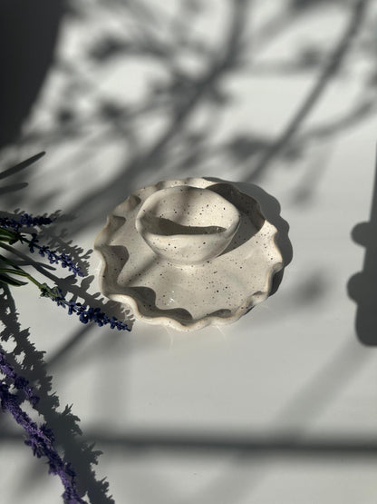 Eierbecher mit welliger Tellerform