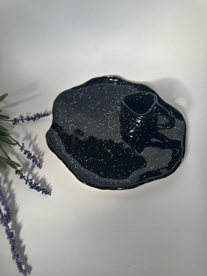 Teller mit Krug, handgemacht, glasiert in schwarz mit weißen Sprenkeln.