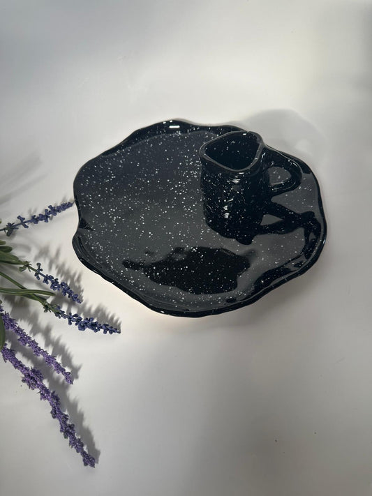 Teller mit Krug, handgemacht, glasiert in schwarz mit weißen Sprenkeln.