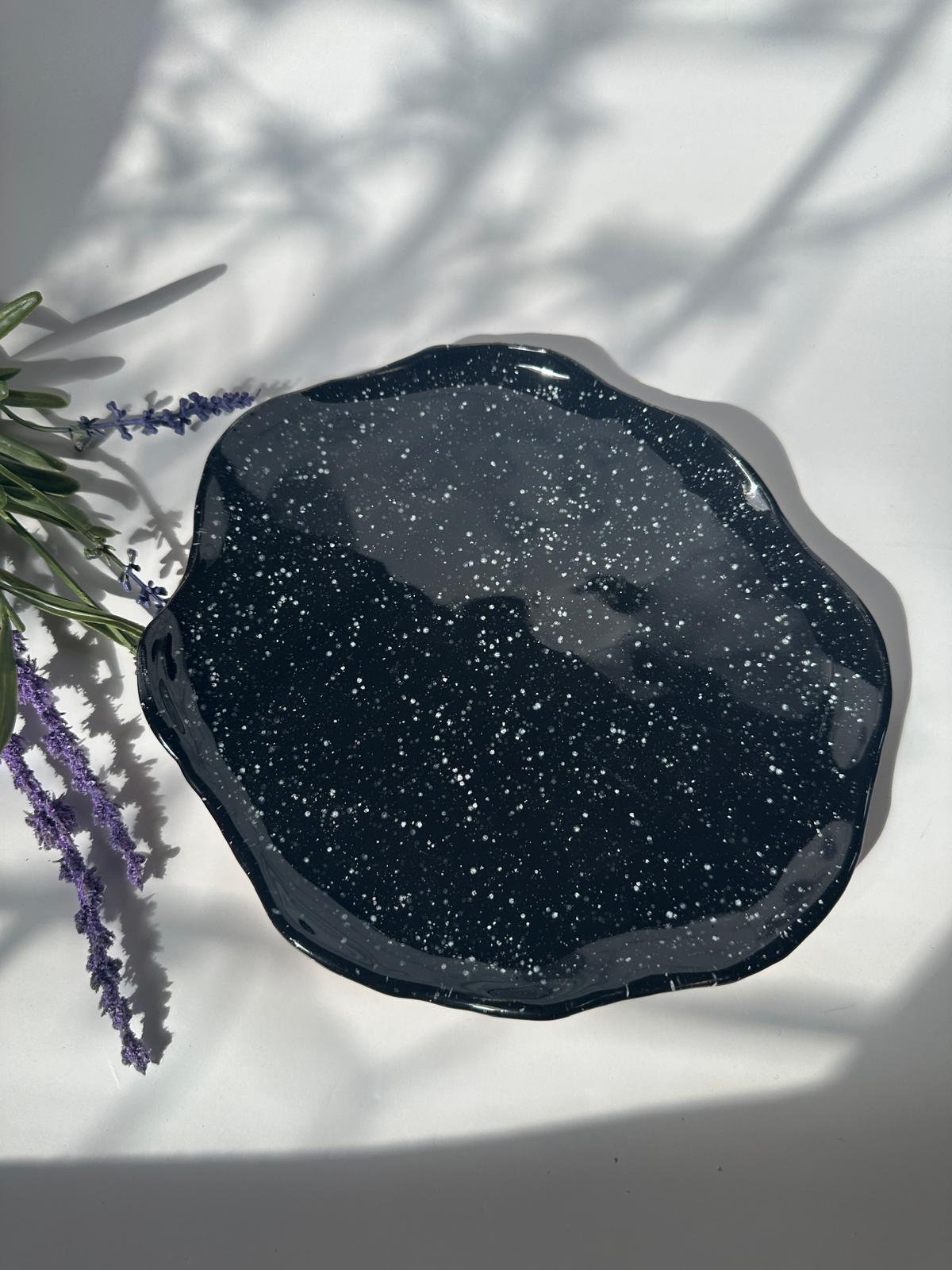 Teller mit Krug, handgemacht, glasiert in schwarz mit weißen Sprenkeln.