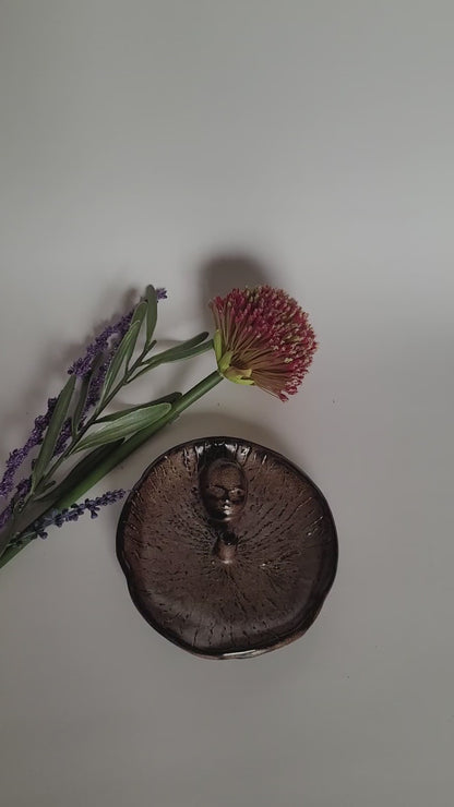 Handgefertigter Räucherstäbchenhalter aus Keramik – bronzefarben mit Gesichtsdetail