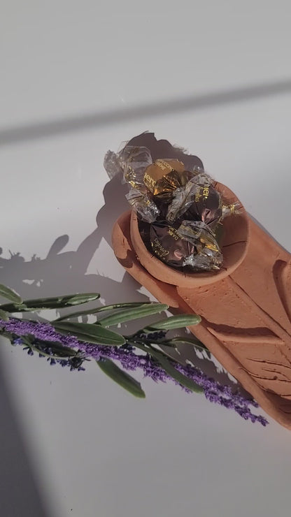 Handgemachte Terrakottaschale aus Ton, unglasiert.