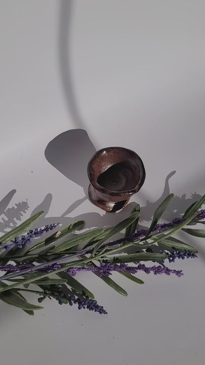 Der klassische, hochgeformte Eierbecher – zeitlos und vertraut. Handgefertigt.