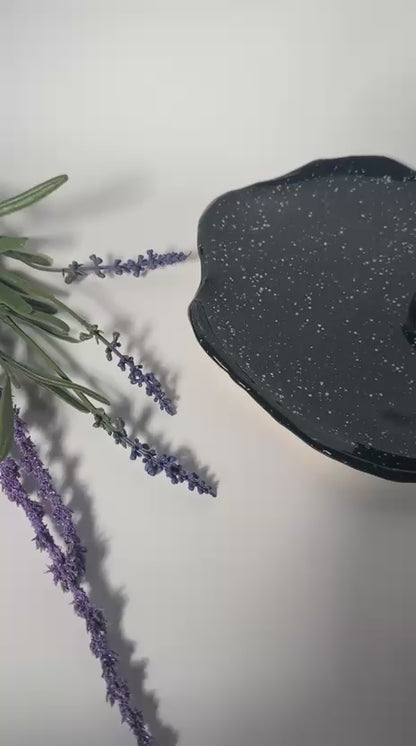 Teller mit Krug, handgemacht, glasiert in schwarz mit weißen Sprenkeln.