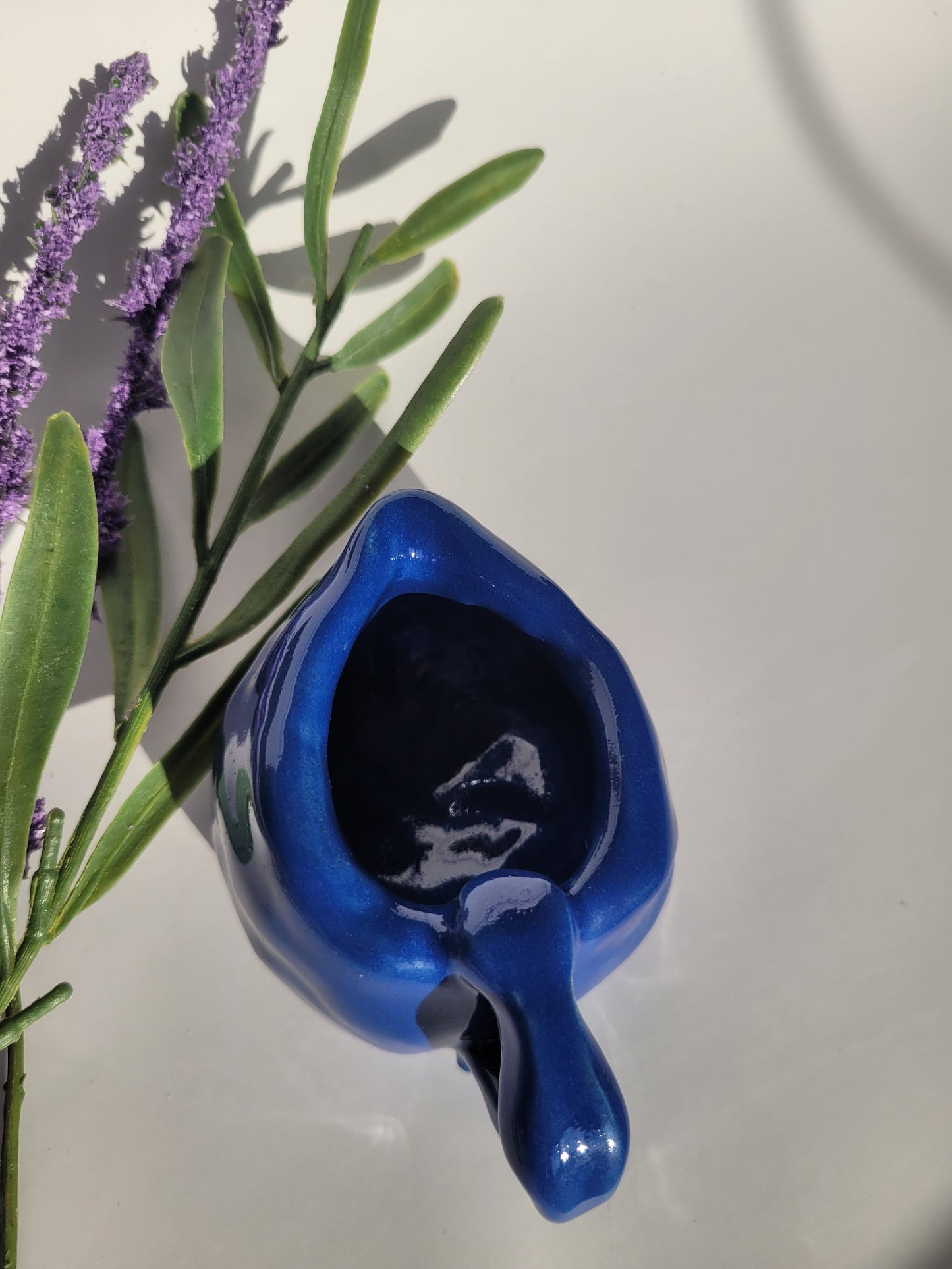 Teller mit Krug, handgemacht in tiefem Blau