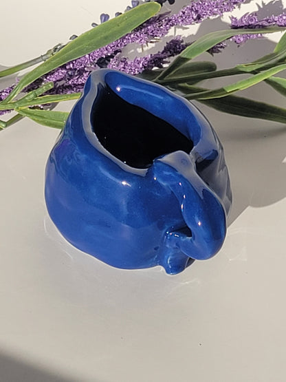 Teller mit Krug, handgemacht in tiefem Blau