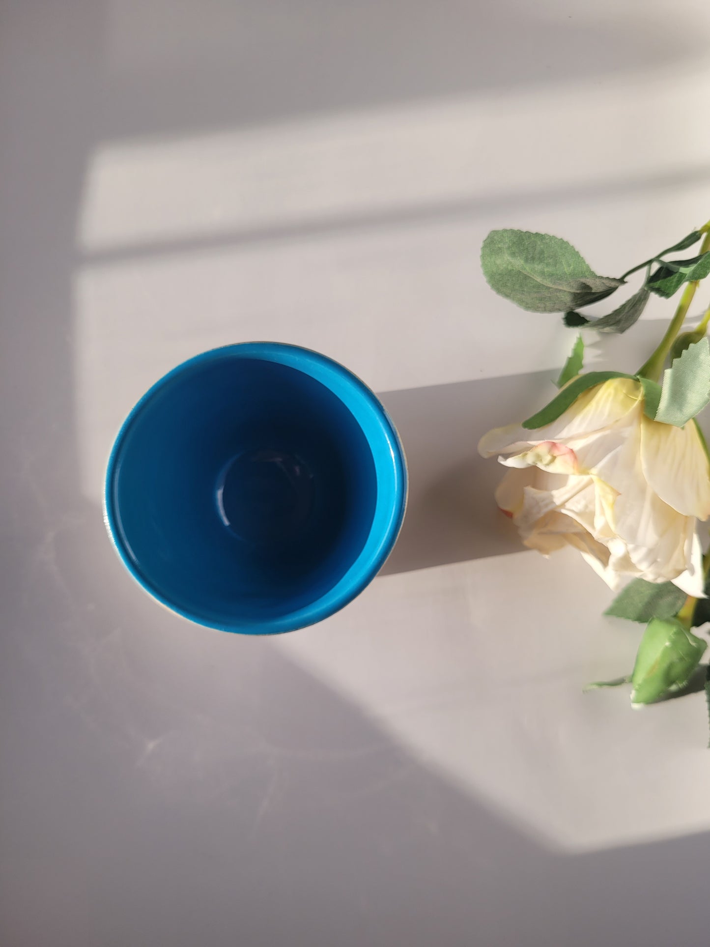 Keramik-Set in Ozeanblau, bestehend aus Becher und Müslischale, handgedreht und einzigartig