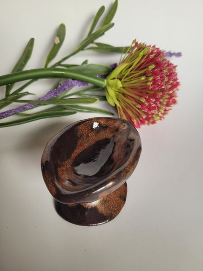 Besonderer Eierbecher quer – handgemachte Keramik, glasiert.