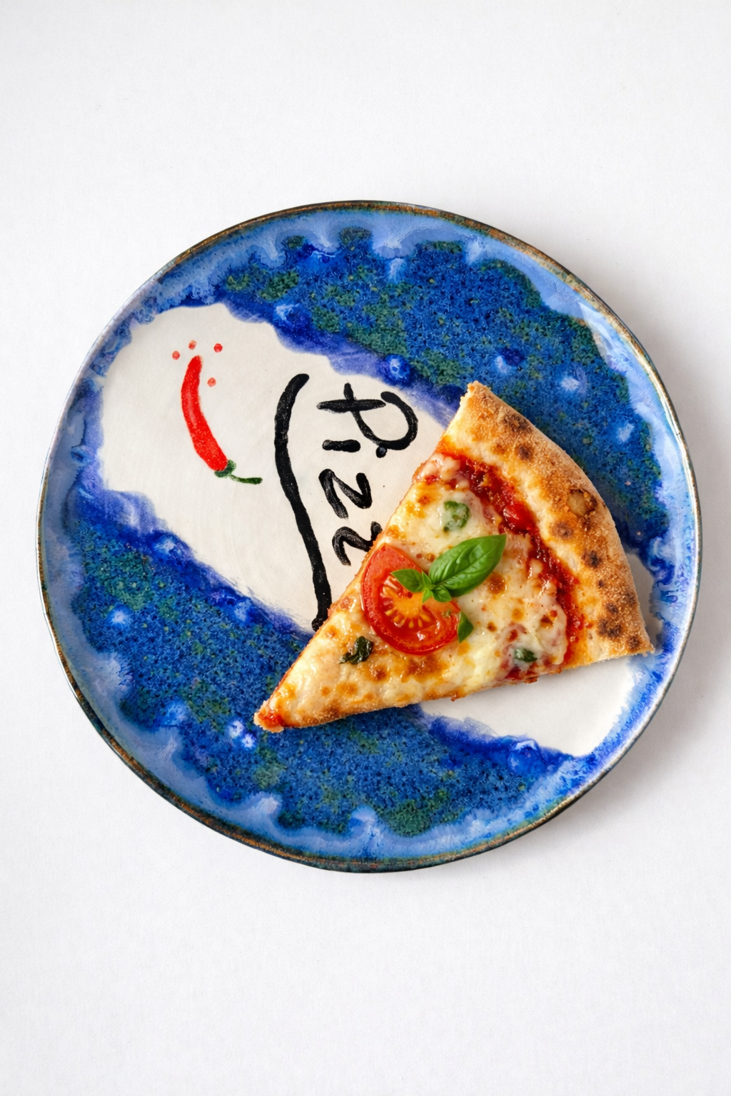 Handgefertigter Keramik-Pizzateller – „Blaues Pizza Slice“ Design
