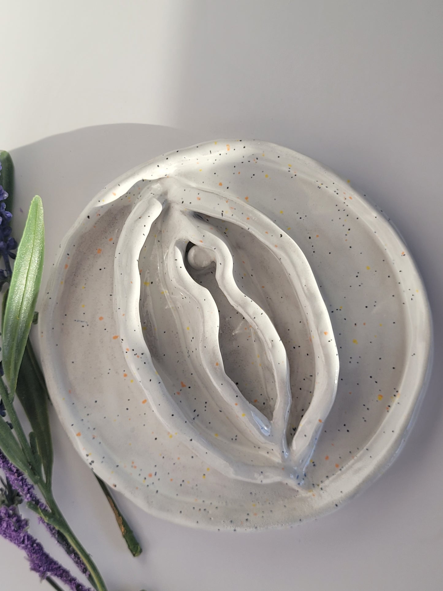 Vulvaschale aus Ton - rund