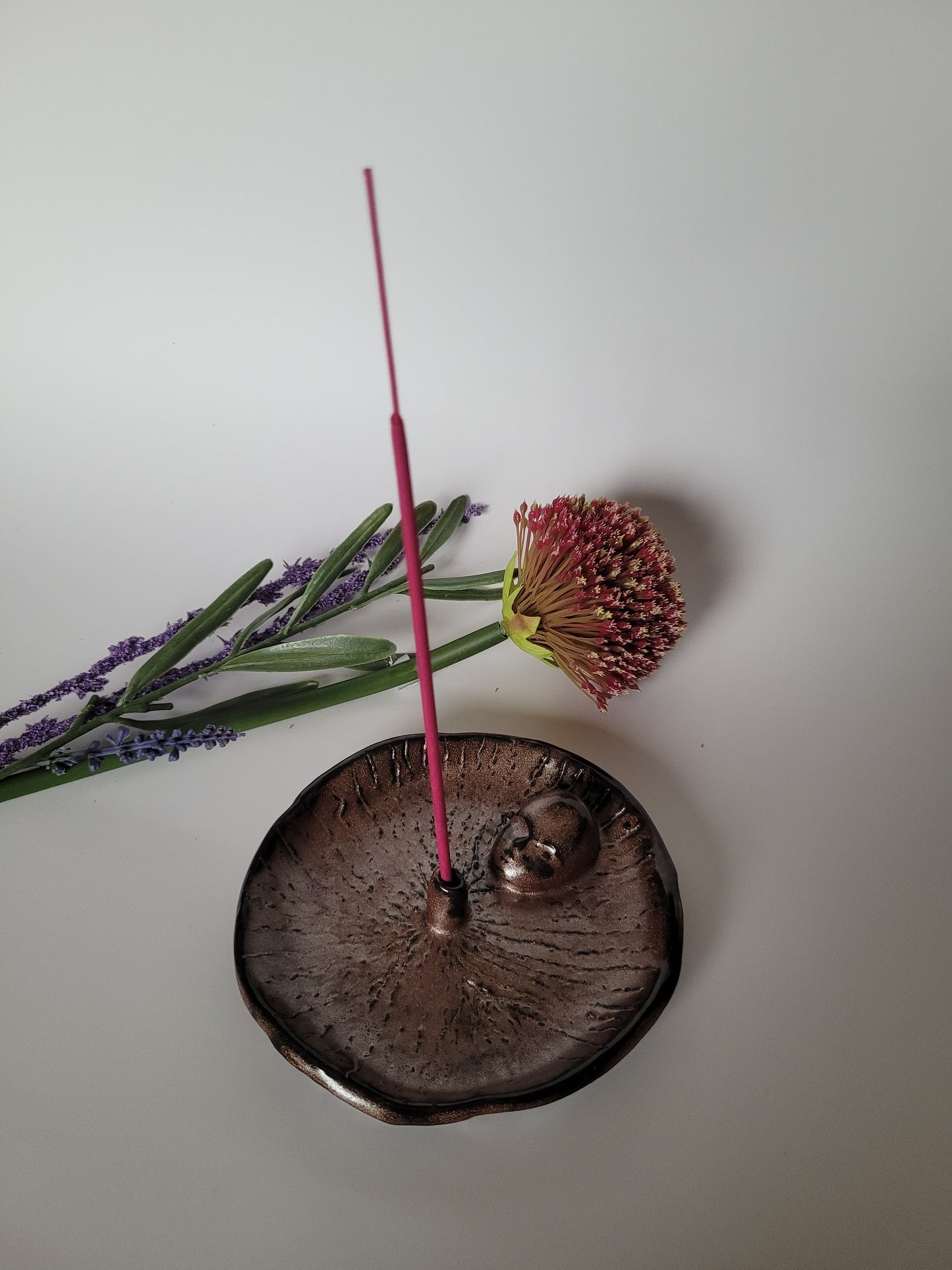 Handgefertigter Räucherstäbchenhalter aus Keramik – bronzefarben mit Gesichtsdetail