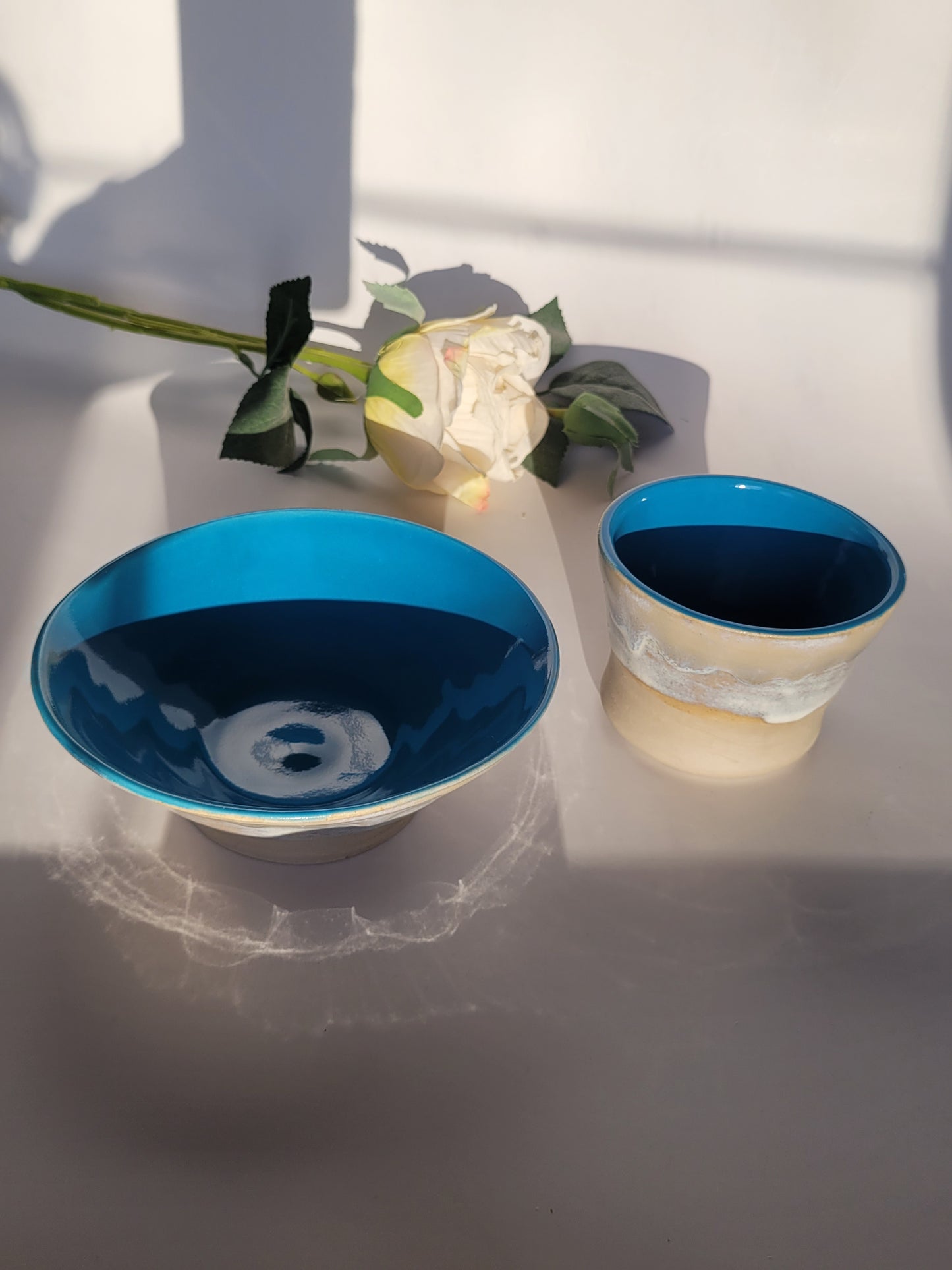 Keramik-Set in Ozeanblau, bestehend aus Becher und Müslischale, handgedreht und einzigartig