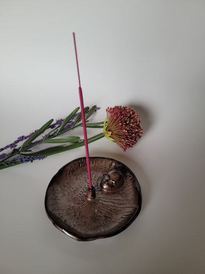 Handgefertigter Räucherstäbchenhalter aus Keramik – bronzefarben mit Gesichtsdetail