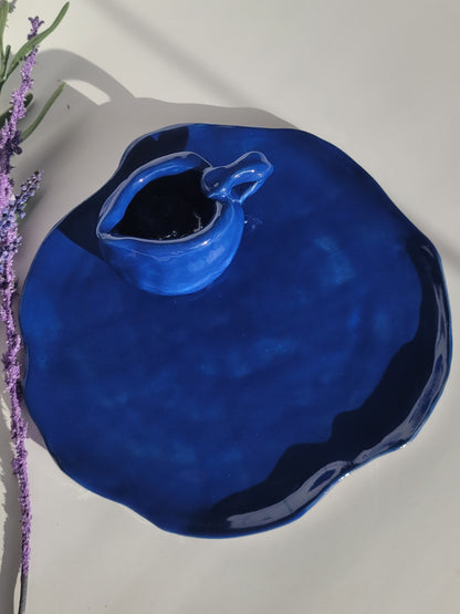 Teller mit Krug, handgemacht in tiefem Blau