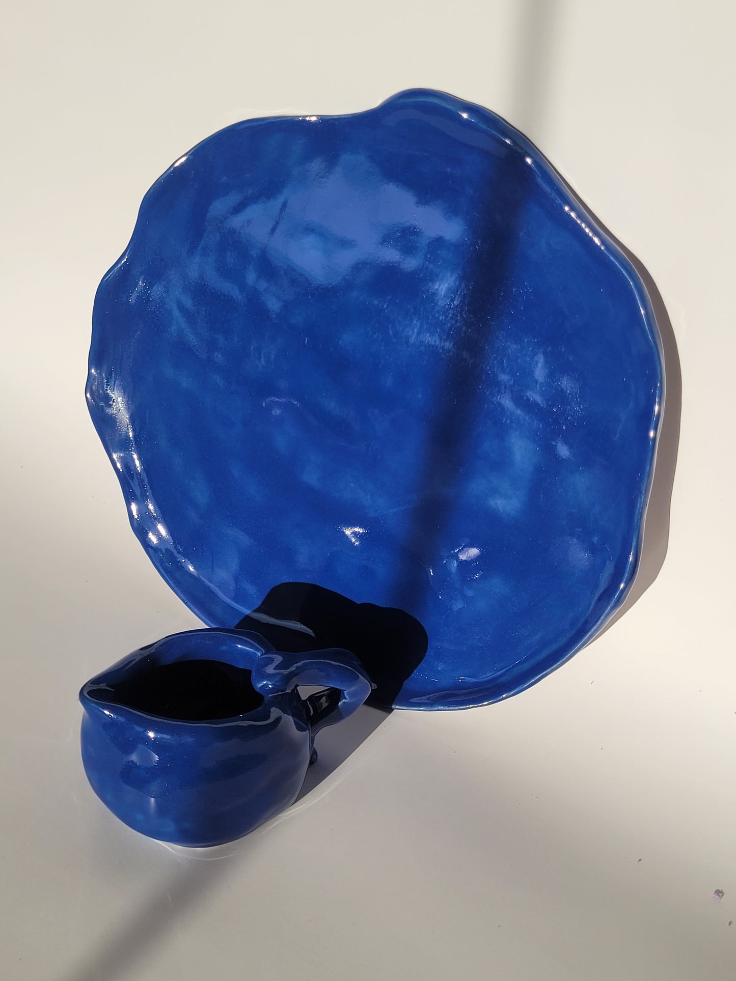 Teller mit Krug, handgemacht in tiefem Blau