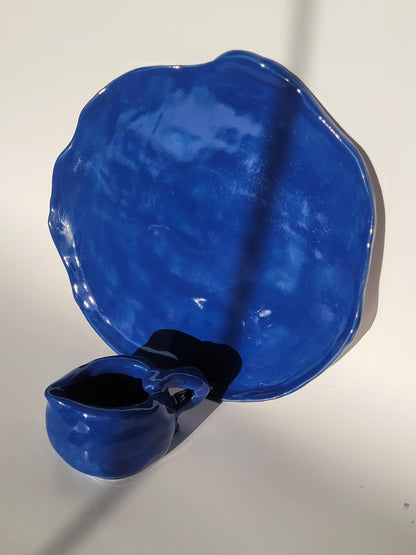 Teller mit Krug, handgemacht in tiefem Blau