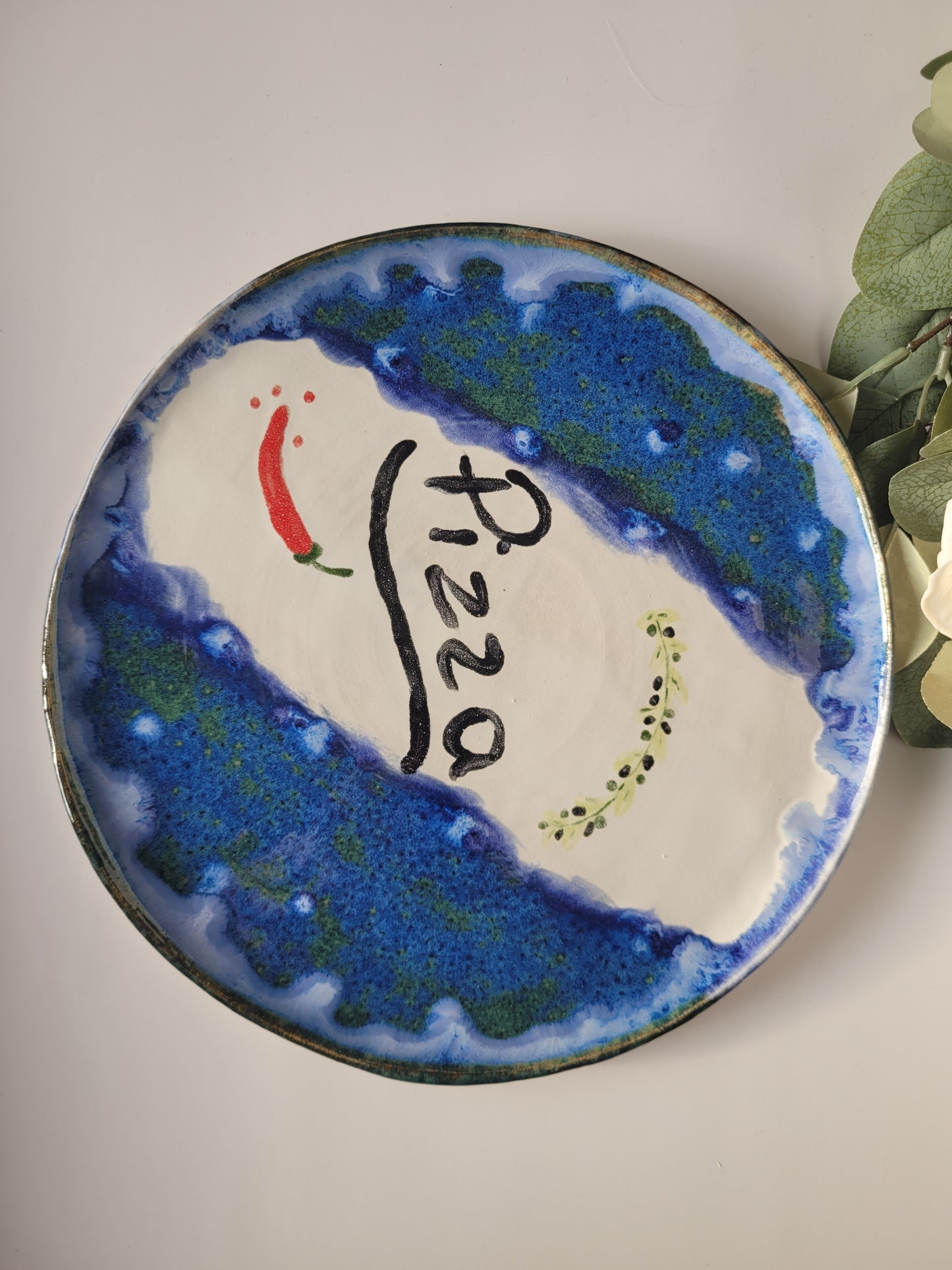 Handgefertigter Keramik-Pizzateller – „Blaues Pizza Slice“ Design