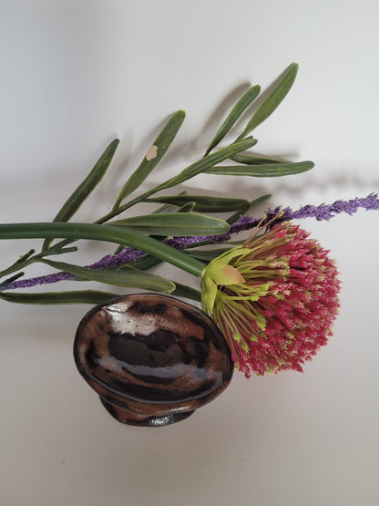 Besonderer Eierbecher quer – handgemachte Keramik, glasiert.