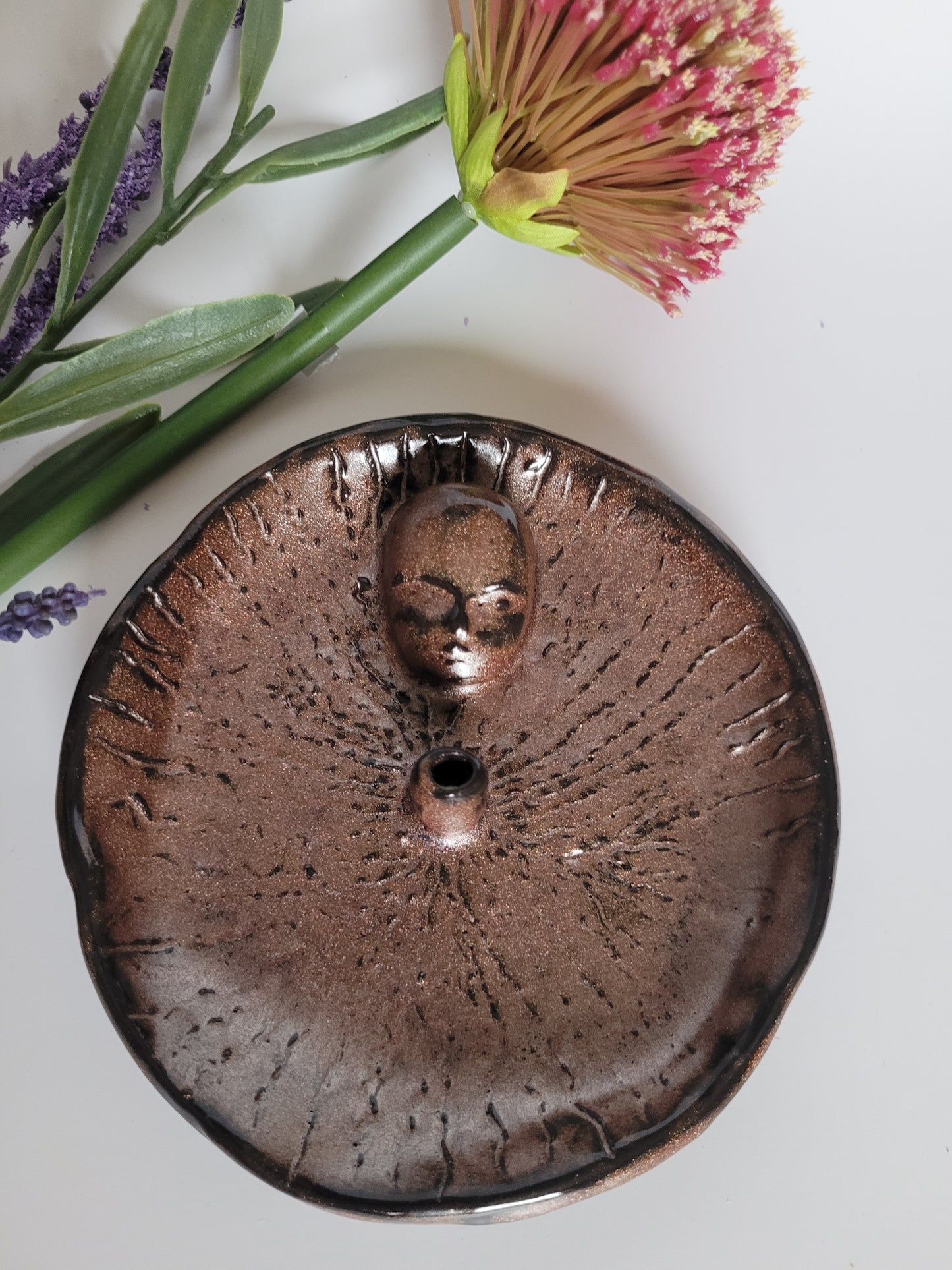 Handgefertigter Räucherstäbchenhalter aus Keramik – bronzefarben mit Gesichtsdetail