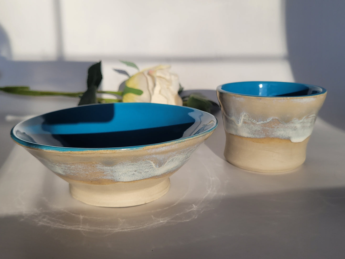 Keramik-Set in Ozeanblau, bestehend aus Becher und Müslischale, handgedreht und einzigartig